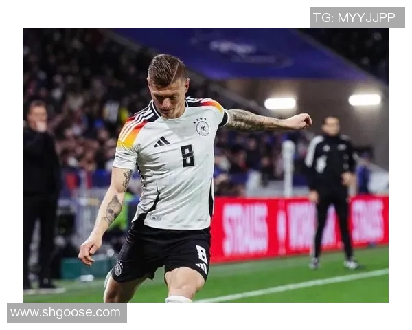 克罗斯在足球世界的传奇之路:从天才少年到中场大师的成长历程 克罗斯在足球世界的传奇之路:从天才少年到中场大师的成长历程